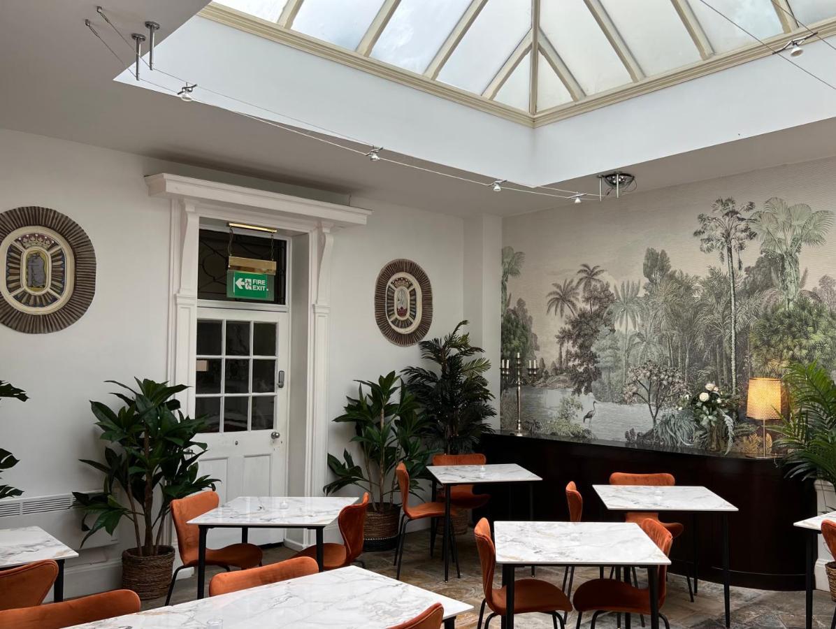 The Warwick Arms Hotel Eksteriør billede