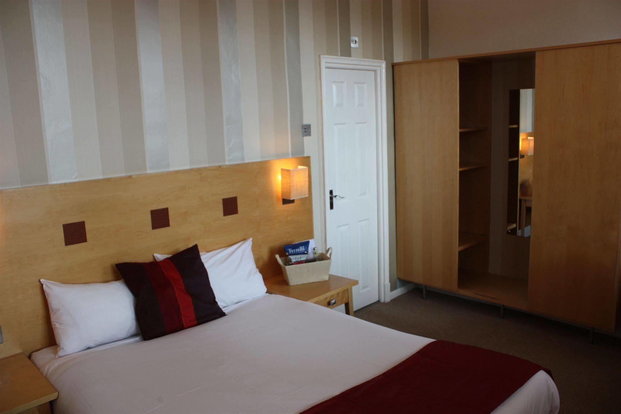 The Warwick Arms Hotel Eksteriør billede